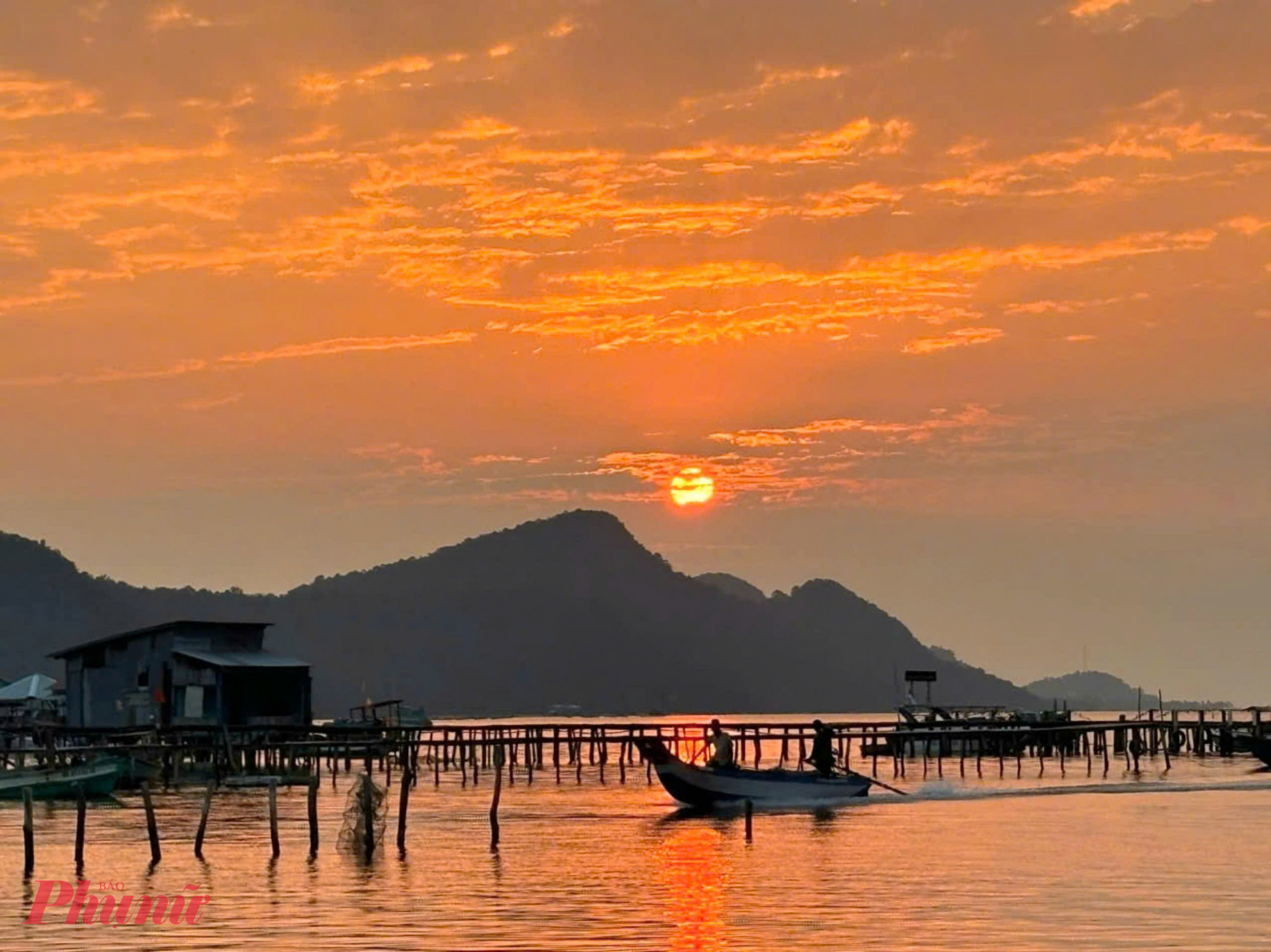 Mũi Hàm Rồng còn là nơi ngắm hoàng hôn tuyệt đẹp. Du khách có thể chèo thuyền SUP ra giữa biển tận hưởng vẻ đẹp của thiên nhiên, và chờ ánh hoàng hôn đỏ để tận hưởng cảm giác bình yên.