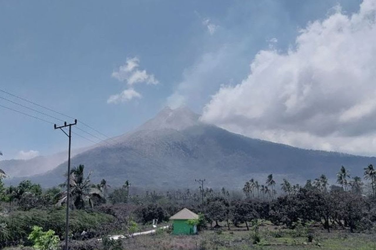 Núi lửa phun trào từ tối 3/11, làm gián đoạn cuộc sống người dân Indonesia - Ảnh: Antara