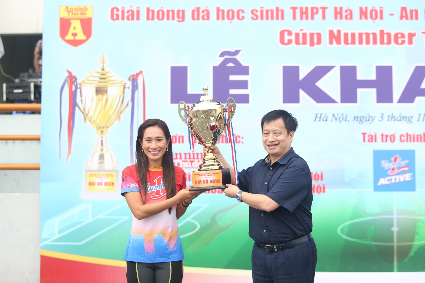 Đại sứ thương hiệu Number 1 cùng ông Nguyễn Thanh Bình - Trưởng Ban Biên tập Báo An ninh Thủ đô - Trưởng Ban tổ chức giải nâng cúp vô địch tượng trưng - Ảnh: THP