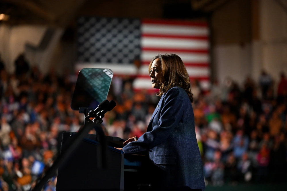 Phó Tổng thống Kamala Harris phát biểu tại Đại học Tiểu bang Michigan ở East Lansing vào ngày 3/11 - Ảnh: Joshua Lott/The Washington Post