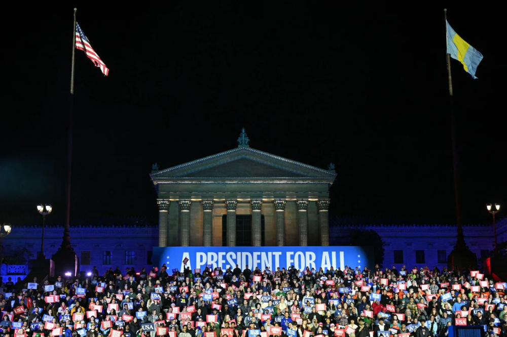 Bối cảnh tại các bậc thang của Bảo tàng Nghệ thuật Philadelphia, nơi Phó Tổng thống Kamala Harris có bài phát biểu bế mạc chiến dịch tranh cử vào ngày 4/11 - Ảnh: Andrew Caballero-Reynolds/AFP/Getty Images