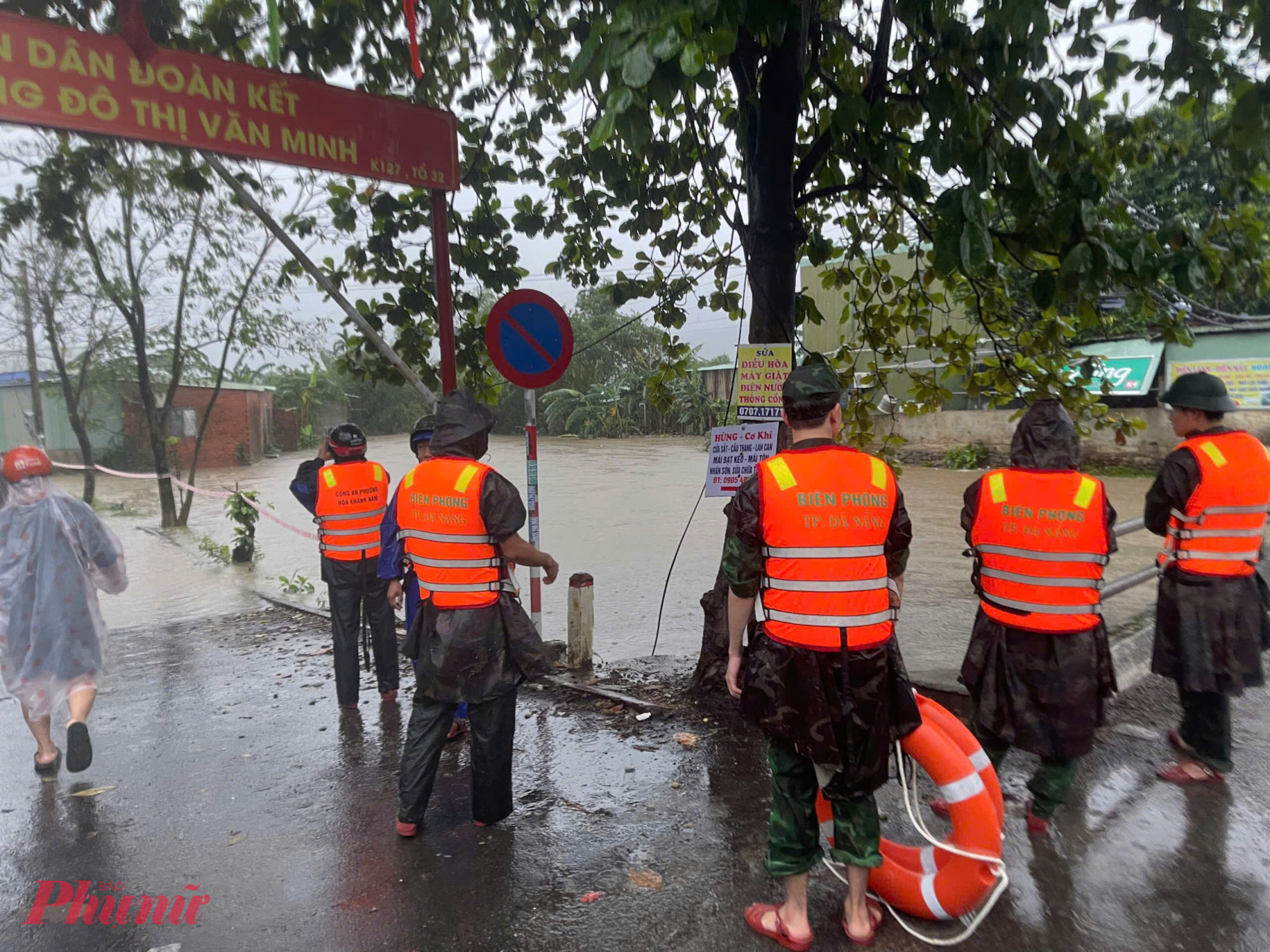 Hiện, TP Đà Nẵng tiếp tục triển khai các lực lượng chốt chặn các khu vực nguy hiểm, tiếp cận các điểm ngập sâu để di dời người dân đến nơi an toàn.