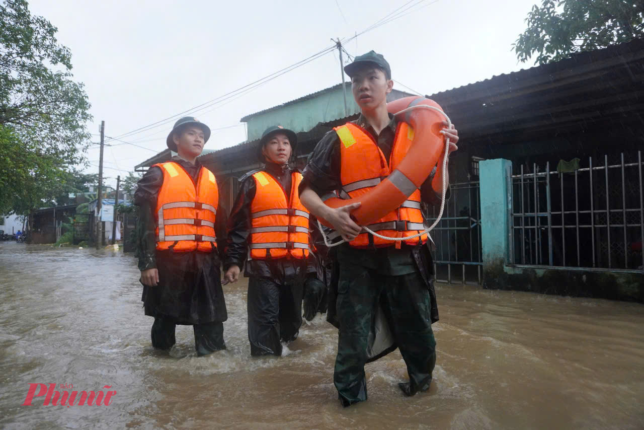 Quân đội được điều động hỗ trợ nhân dân di dời ở các điểm ngập úng khắp thành phố