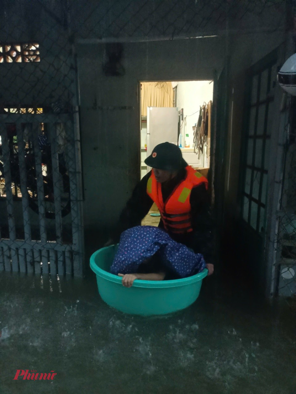 Bộ đội đưa một người dân nhà ở vùng thấp trũng thuộc phường Hoà Thuận Tây, quận Hải Châu đi sơ tán