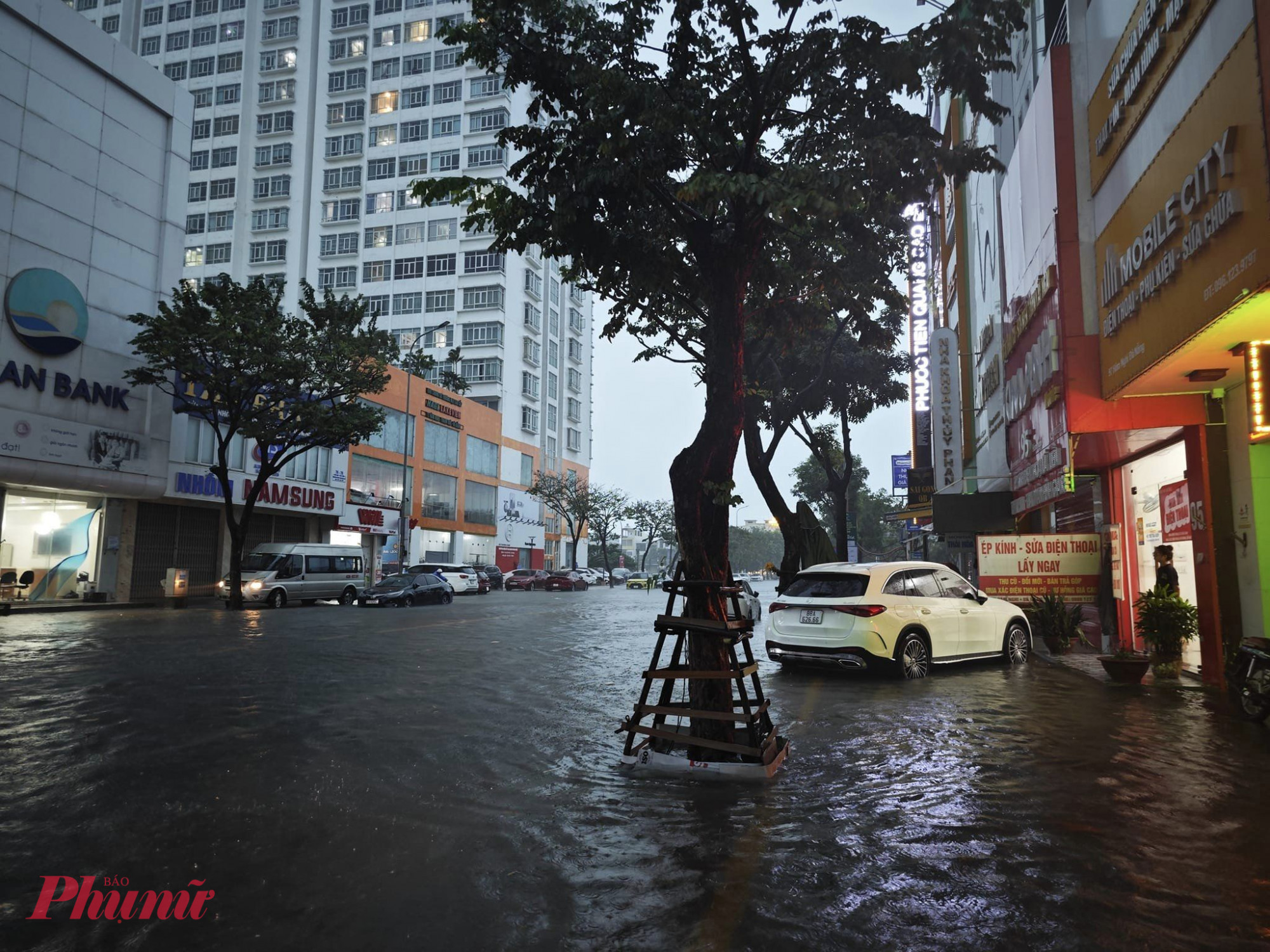 Báo cáo nhanh lúc 8g ngày 5/11 của Ban chỉ huy phòng chống thiên tai, tìm kiếm cứu nạn và phòng thủ dân sự TP Đà Nẵng cho hay: Từ 7g-10g sáng nay, tại các quận huyện thuộc thành phố Đà Nẵng sẽ tiếp tục duy trì mưa to, mưa rất to.