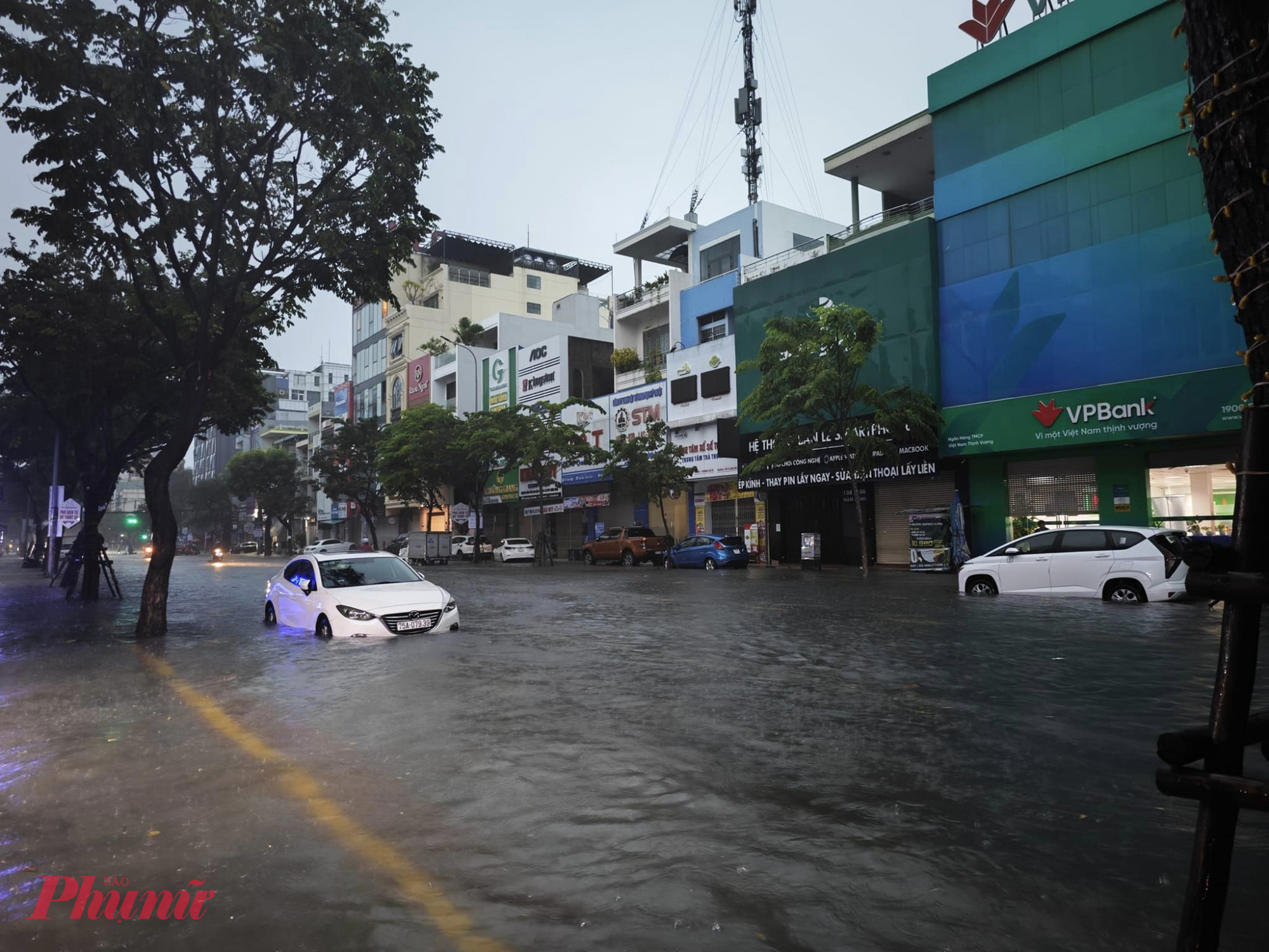 Theo báo cáo của Trung tâm IOC, hệ thống giám sát ngập lụt và báo cáo của các quận, một số tuyến đường ghi nhận rất nhiều điểm ngập.