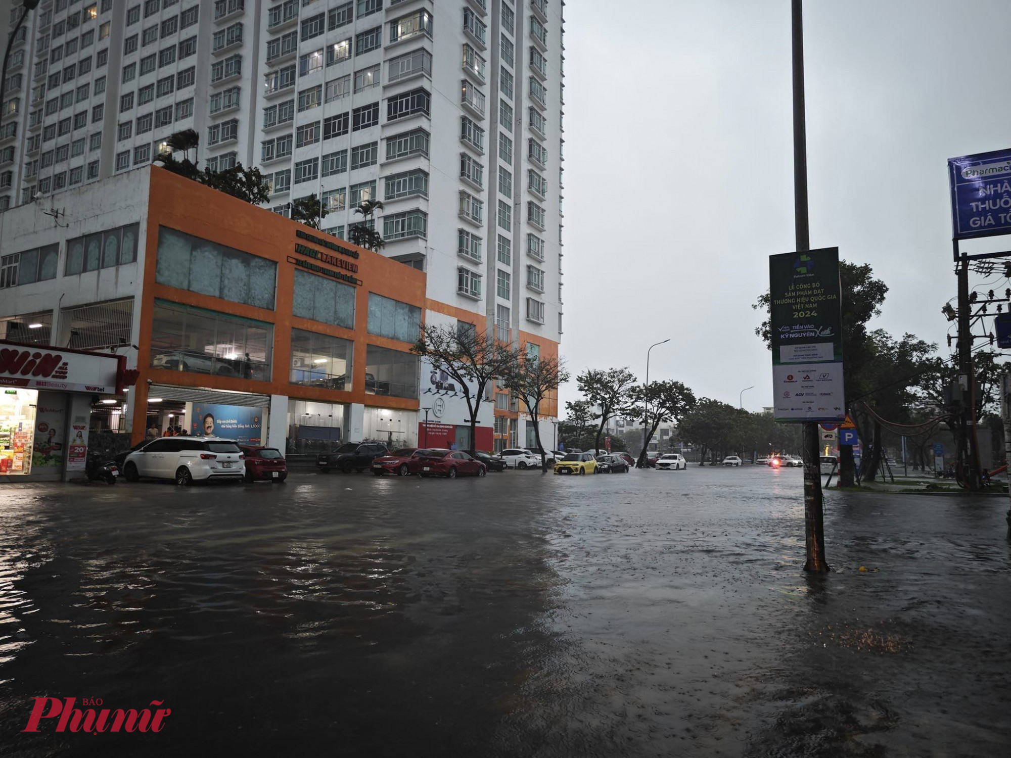 Theo đó, tại khu vực trung tâm như Ngã 4 Nguyễn Văn Linh-Hàm Nghi ngập 20cm, đường Quang Trung ngập 20cm, đường Lê Duẩn ngập 20cm, đường Hàm Nghi ngập trên 20cm…