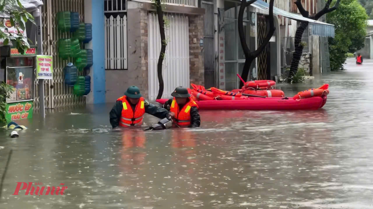 Một đường phố ở phường Hoà Thuận Tây, quận trung tâm Hải Châu, Đà Nẵng ngập sâu vào sáng 5/11