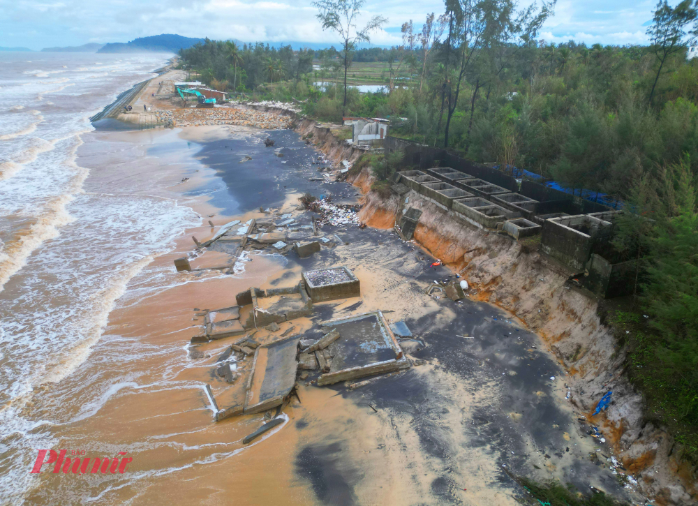 Ông Lưu Tám, Trưởng thôn 4 (xã Giang Hải), cho biết toàn thôn này có 175 hộ dân, trong đó có 14 hộ chịu ảnh hưởng trực tiếp của nạn xâm thực biển, 4 hộ nằm trong đoạn 120m đang bị sạt lở nặng nề nhất.