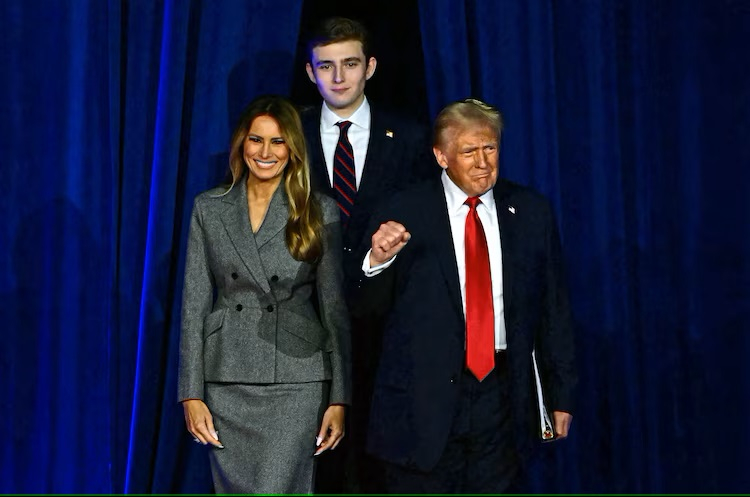 Ông Donald Trump cùng với cựu Đệ nhất phu nhân Melania Trump và con trai út Barron Trump có mặt tại West Palm Beach, Florida, ngày 6/11 - Ảnh: Jim Watson/AFP/Getty Images