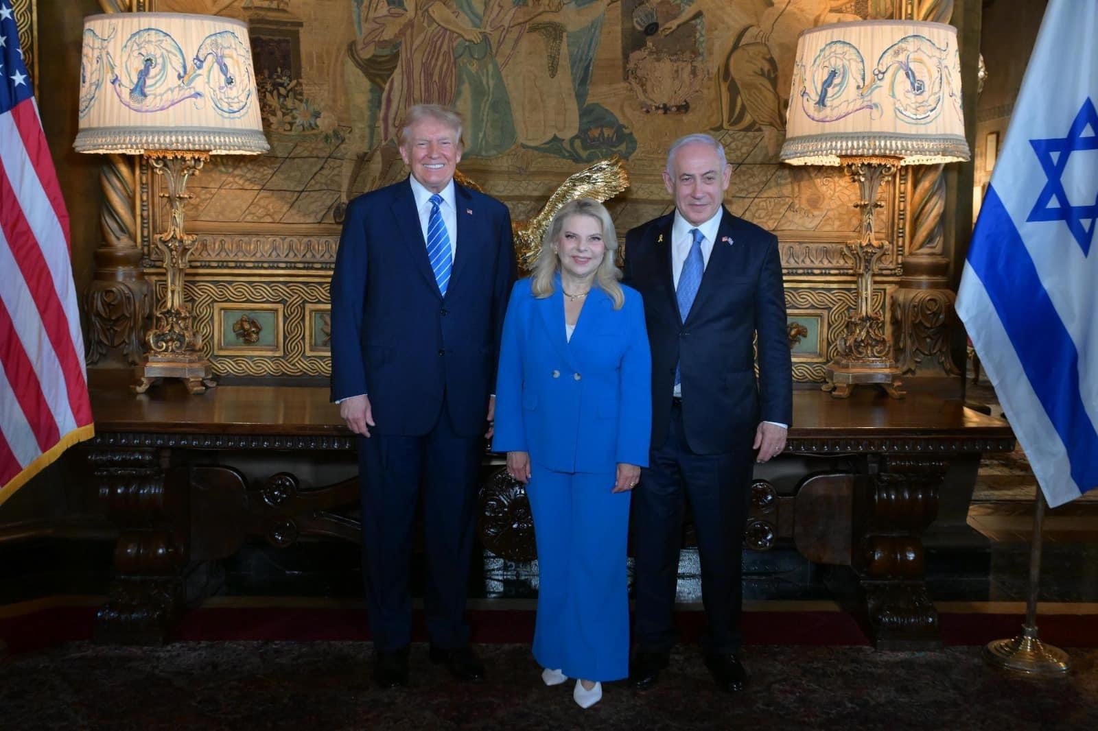 Thủ tướng Israel Benjamin Netanyahu và vợ, Sara, gặp ông Donald Trump tại Mar-a-Lago ở Palm Beach, bang Florida, vào ngày 26/7/2024 - Ảnh: Amos Ben-Gershom/GPO.