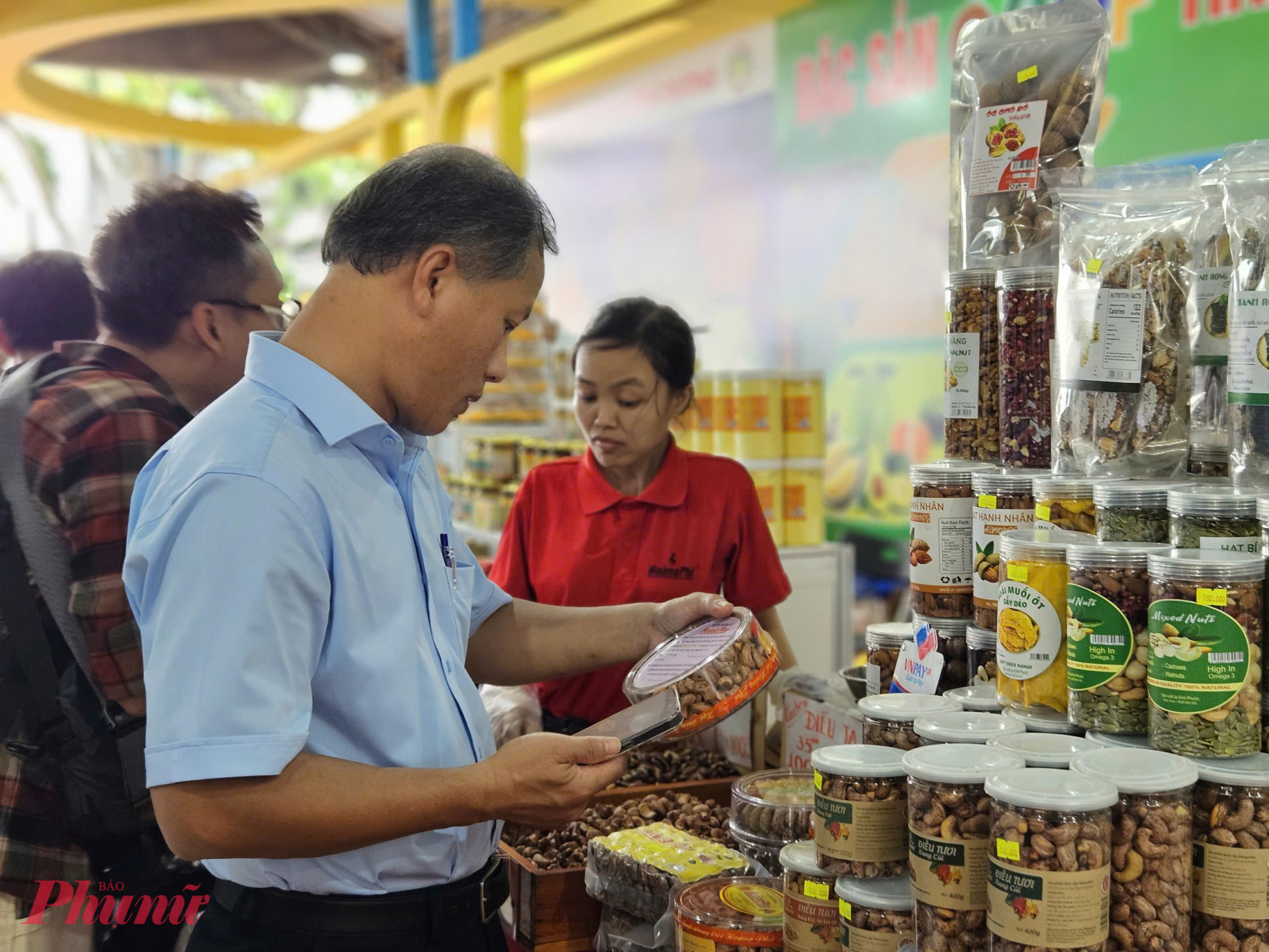 Các loại hạt điều chế biến, đóng hộp của tỉnh Bình Phước được đem tới TPHCM