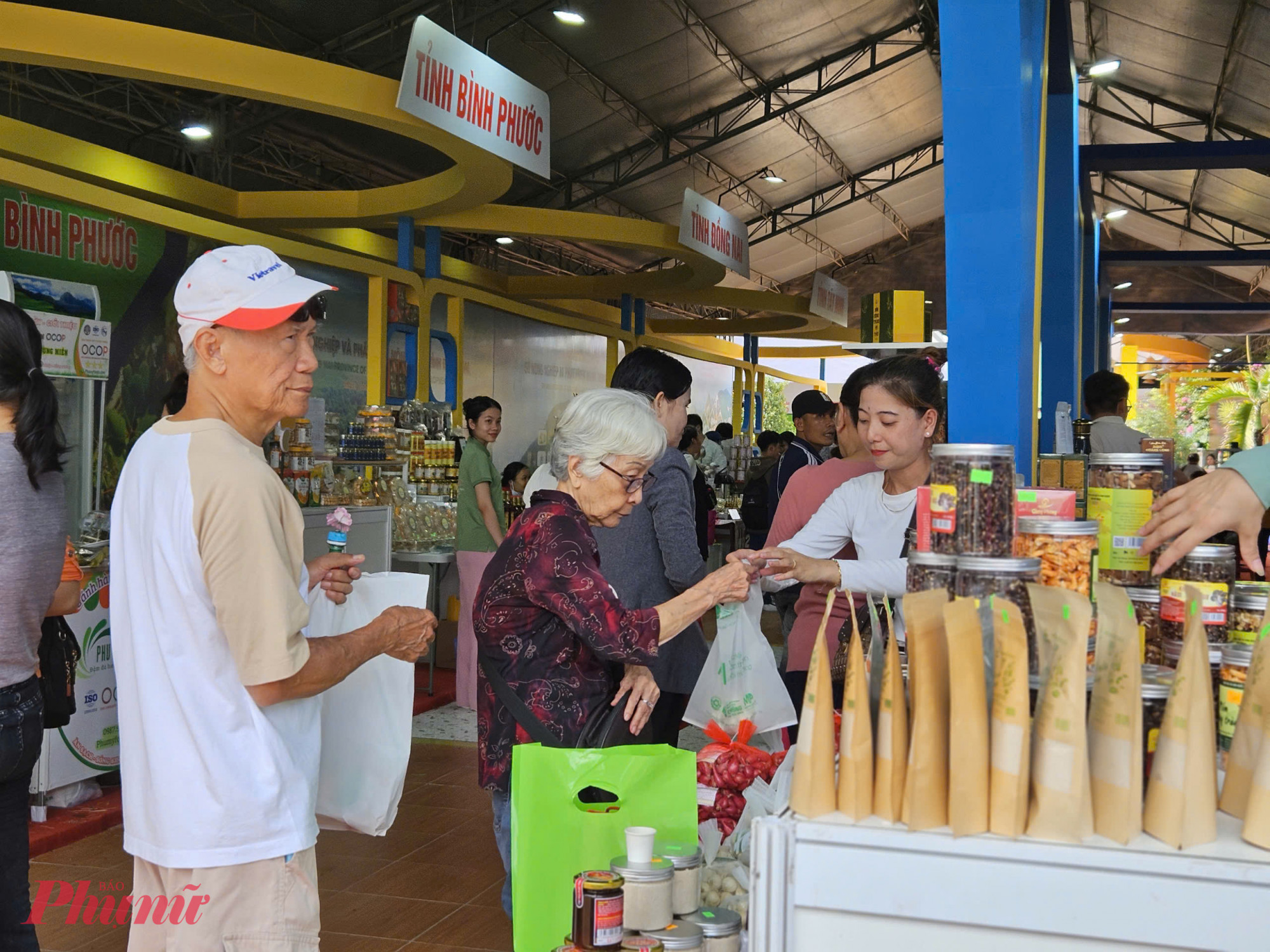 Gian hàng đặc sản tỉnh Quảng Ngãi thu hút khách tham quan, mua sắm 