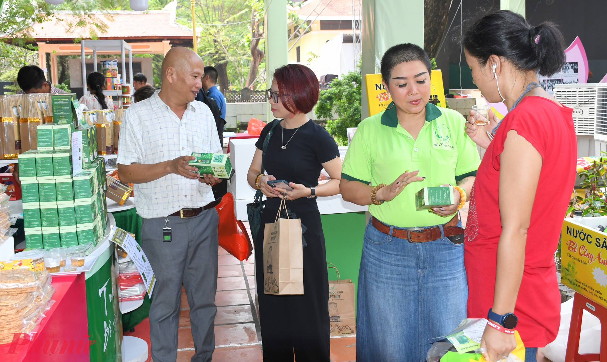 Ông Đỗ Thanh Phương - Giám đốc Công ty TNHH Phát triển P&K giới thiệu các dòng sản phẩm trà với khách tham quan