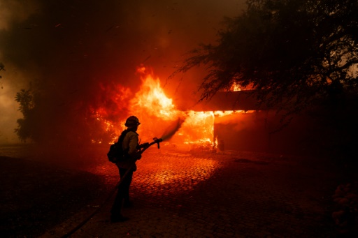 Cháy rừng nghiêm trọng ở Los Angeles, Mỹ - Ảnh: AFP