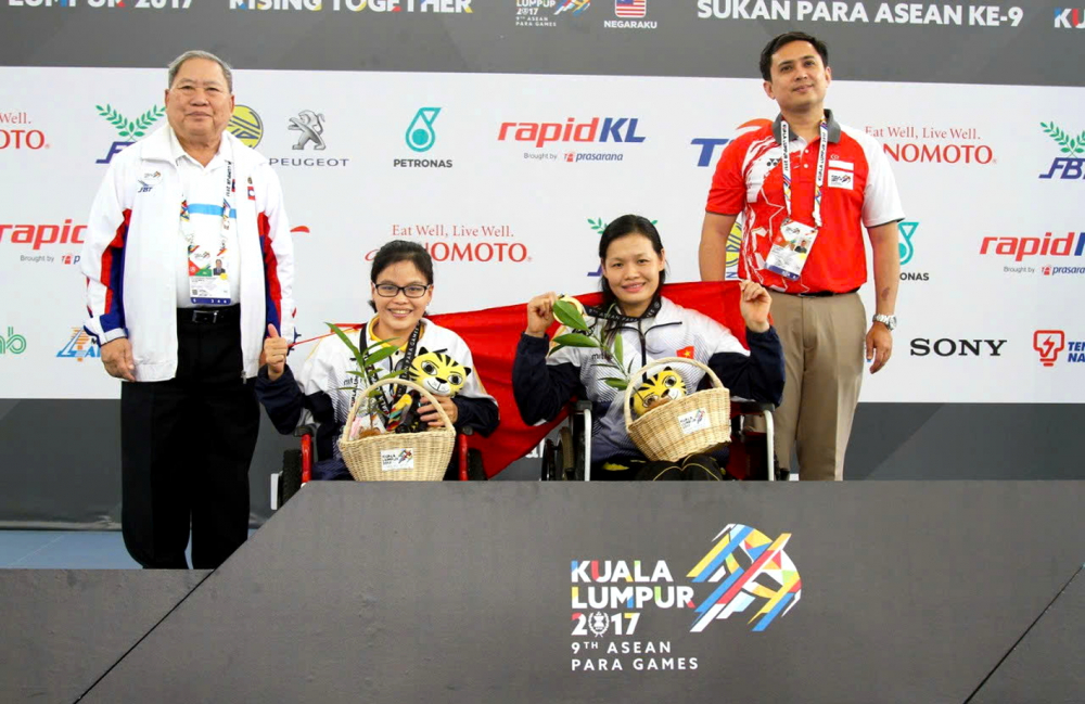 Chị Nguyễn Thị Sari (thứ hai từ trái sang) đoạt Huy chương Bạc ASEAN Para Games 9 tại Malaysia - Ảnh do nhân vật cung cấp