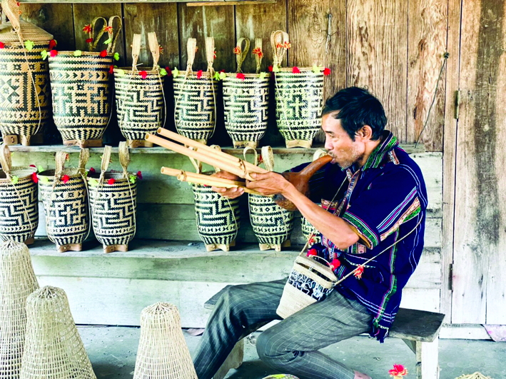 Ông NTơr Ha Bang thổi kèn bầu