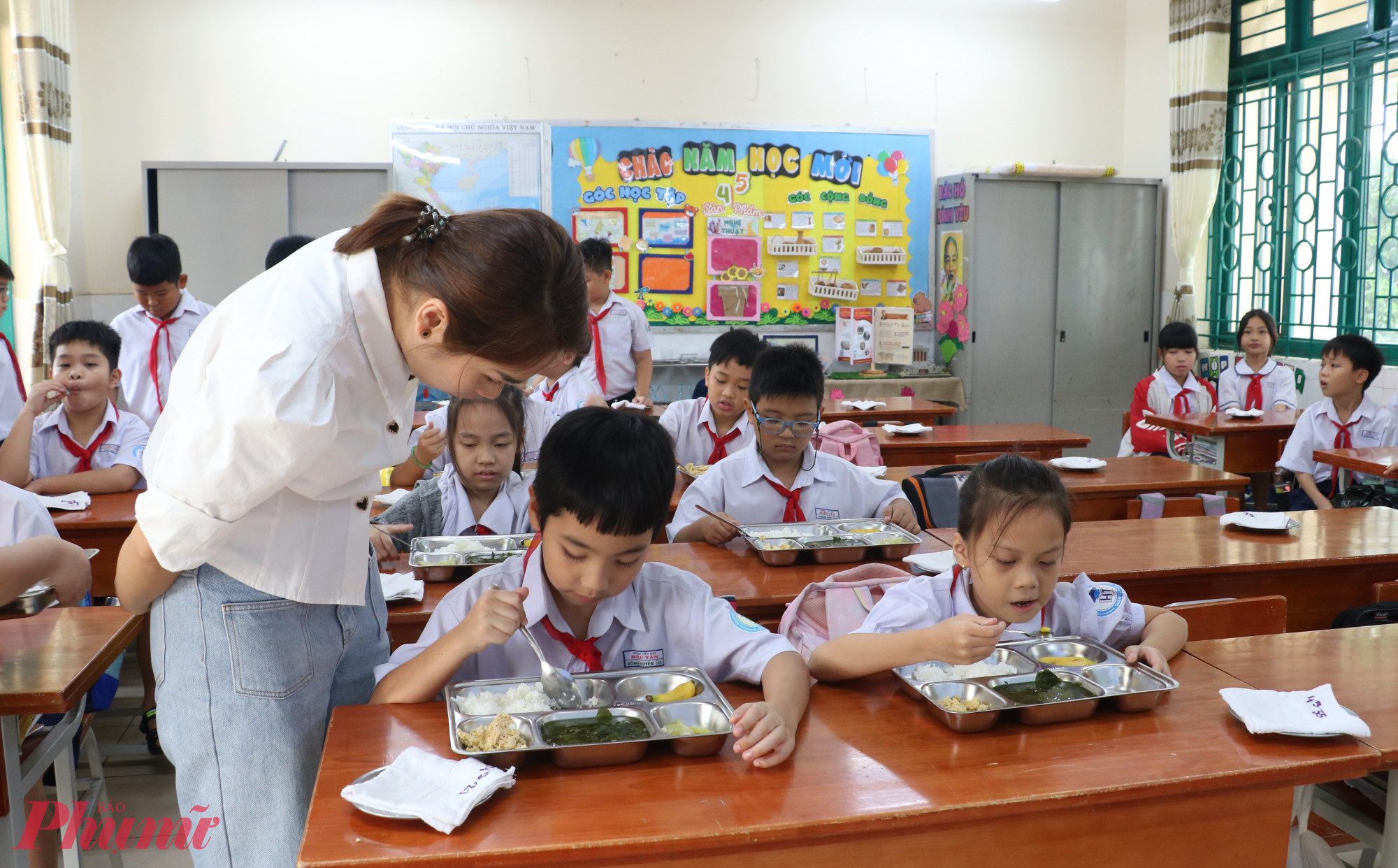 Phụ huynh học sinh Trường tiểu học Hiệp Tân (quận Tân Phú) tham gia bữa ăn bán trú cùng con - Ảnh: Trang Thư