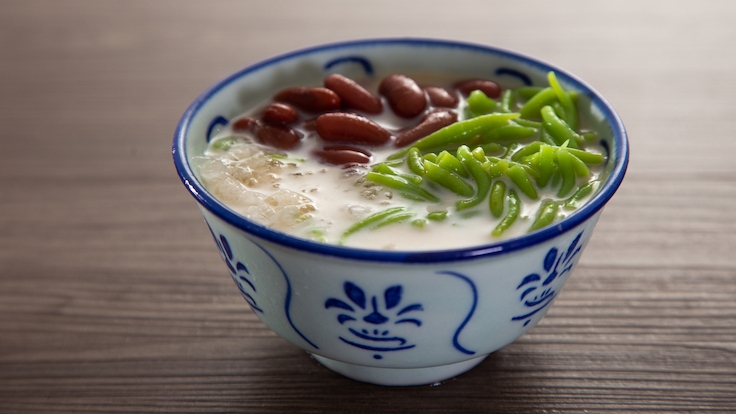 Cendol. Món tráng miệng này giống như món bánh lọt, đậu đỏ, nước cốt dừa, nước đường của Việt Nam. Chỉ cần thêm đá bào mát lạnh vào là thưởng thức.