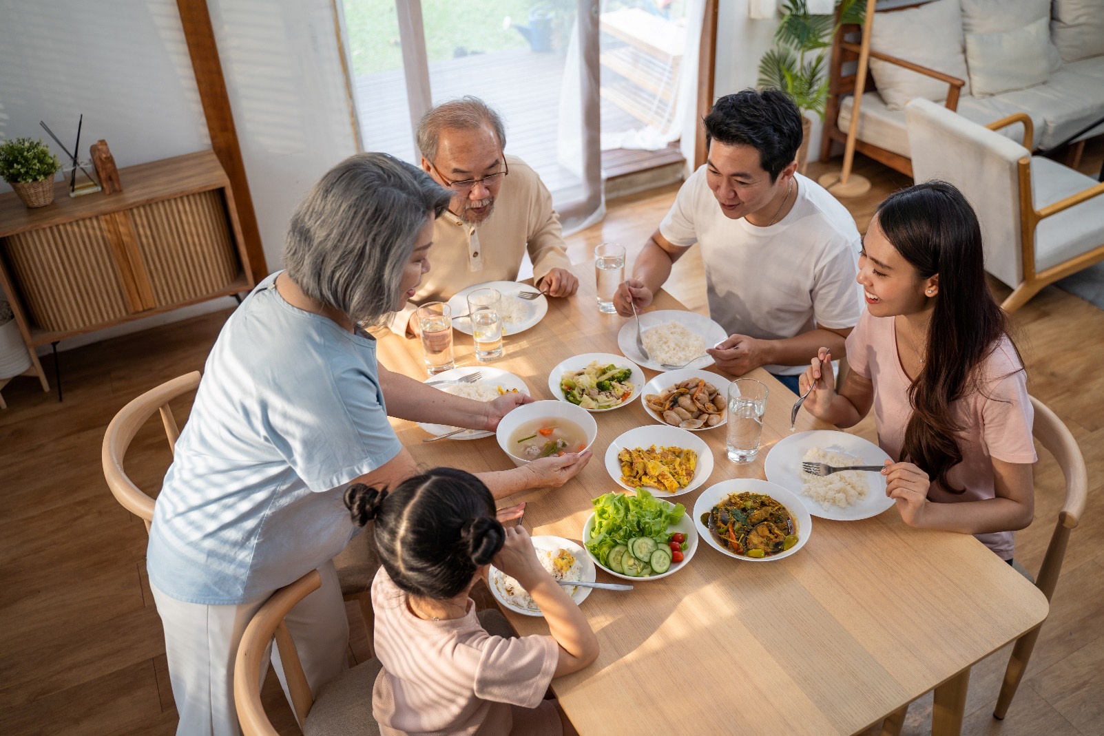 Được sum vầy bên nhau thì dù vất vả đến mấy cũng phải biết trân trọng (ảnh minh hoạ)