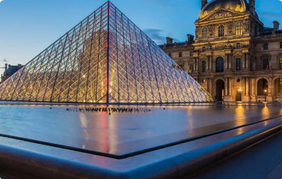 Louvre  là bảo tàng lớn nhất và được ghé thăm nhiều nhất trên thế giới.Ở đây có hơn 35.000 tác phẩm được trưng bày và phải mất vài tháng để xem hết. Nếu chỉ có 2 tiếng để tham quan thì nên đến khu Denon, nơi trưng bày những tác phẩm nổi tiếng như: Mona Lisa, Winged Victory of Samothrace và The Raft of the Medusa. Ảnh: Shutterstock