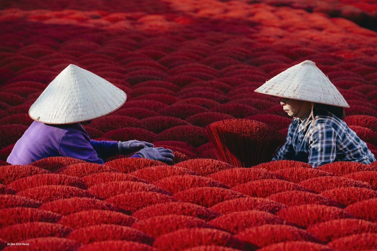 Cho đến nay, làng hương Quảng Phú Cầu không chỉ bán hàng theo cách truyền thống cho thương lái như trước kia, các cơ sở của làng đã và đang nỗ lực nâng cao chất lượng sản phẩm, xây dựng thương hiệu riêng, áp dụng công nghệ vào sản xuất, kinh doanh. Nhiều sản phẩm như hương vòng, hương nén,... của địa phương đã được chứng nhận OCOP 3-4 sao và được nhiều khách hàng đón nhận. Hiện nay, hương Quảng Phú Cầu không chỉ được người tiêu dùng Hà Nội ưa chuộng mà còn là mặt hàng quen thuộc ở nhiều thị trường khác trong và ngoài nước.   2.2 Chụp ảnh check-in cùng những “đóa hoa” hương rực rỡ Đến thăm làng hương Quảng Phú Cầu, đây là cơ hội để bạn tìm hiểu về nghề sản xuất tăm hương truyền thống và chụp thật nhiều bức ảnh check-in độc đáo.