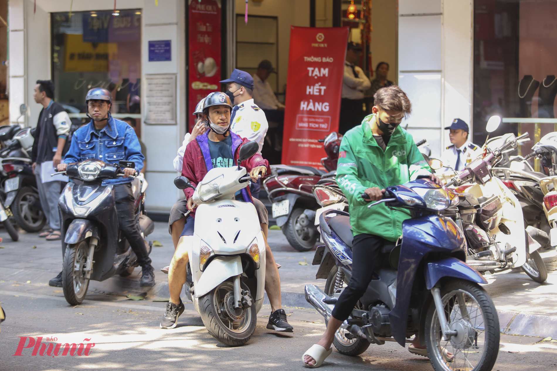 Theo ghi nhận, người dân đổ xô đi mua vàng khi nắm thông tin giá vàng giảm mạnh, rất ít người có nhu cầu bán ra. Tuy nhiên, nhiều người đến rồi ngậm ngùi quay xe ra về vì cửa hàng thông báo tạm dừng bán.