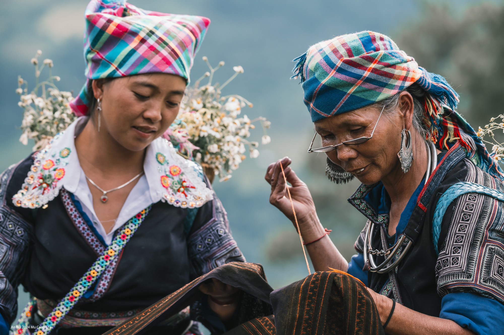 Vẻ đẹp của tam giác mạch, từ những đồi hoa bạt ngàn đến hình ảnh người dân trong trang phục truyền thống, tất cả tạo nên một bức tranh tuyệt vời về sự hòa quyện giữa thiên nhiên và con người, giữa quá khứ và hiện tại, làm say đắm biết bao trái tim yêu thích vẻ đẹp tự nhiên và sự bình yên của miền núi Tây Bắc.