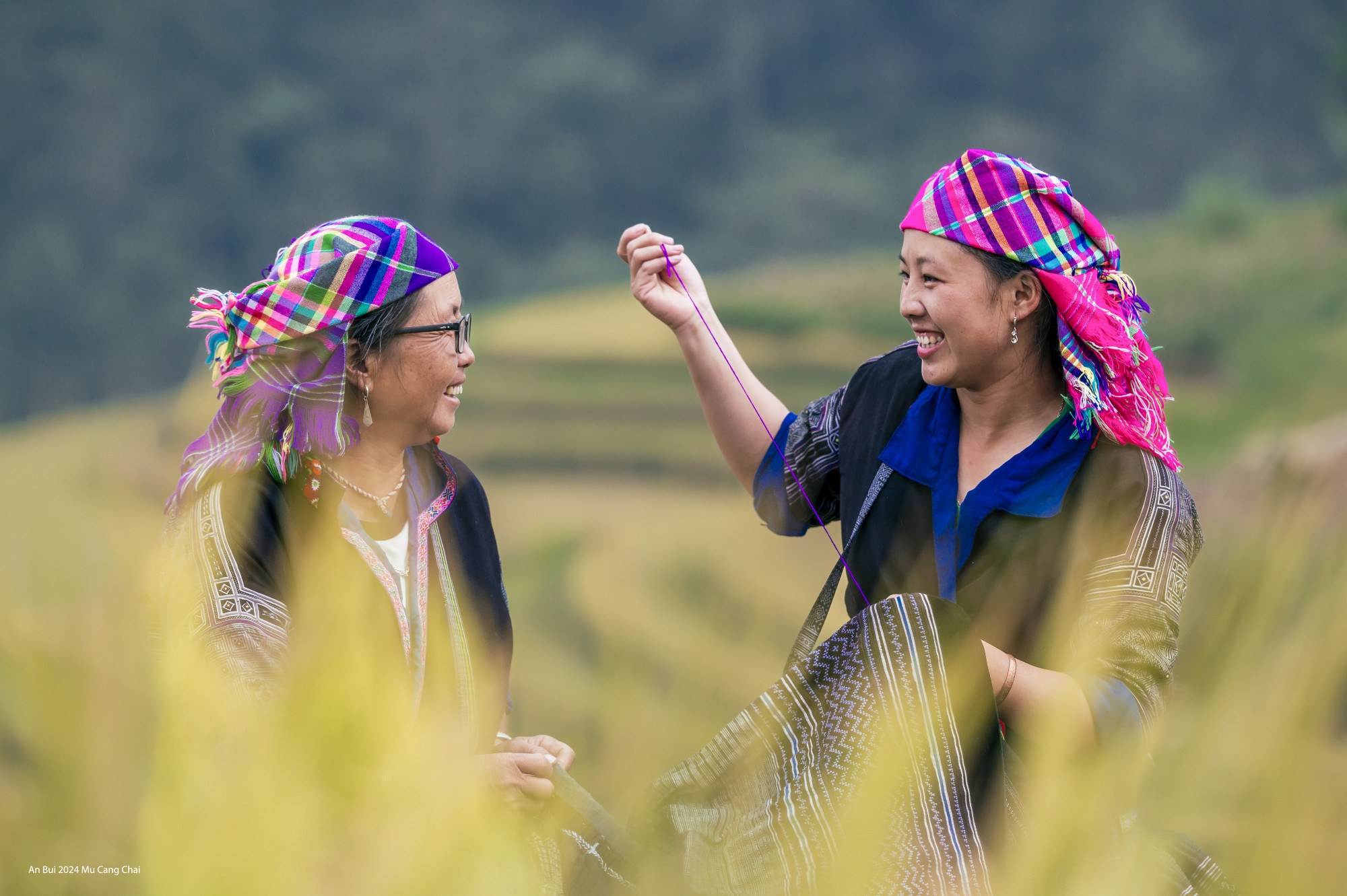 Mù Cang Chải chưa phát triển dịch vụ lưu trú sang trọng hay xa xỉ mà chủ yếu là khách sạn bình dân, homestay và lưu trú tại nhà dân. Nhờ đó, giá lưu trú tại đây hạt dẻ từ 100.000 - 700.000 đồng/đêm, tùy cơ sở hạ tầng. 