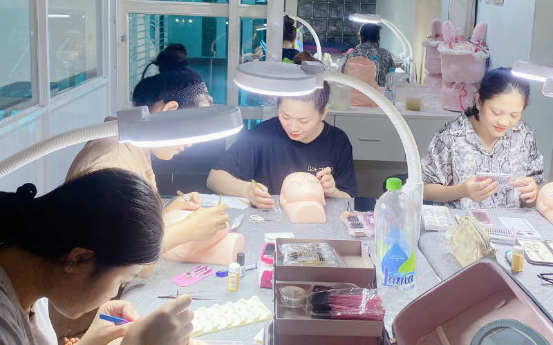 Giáo trình đào tạo nối mi chú trọng thực hành tại Trang Beauty - Ảnh: Trang Beauty Salon