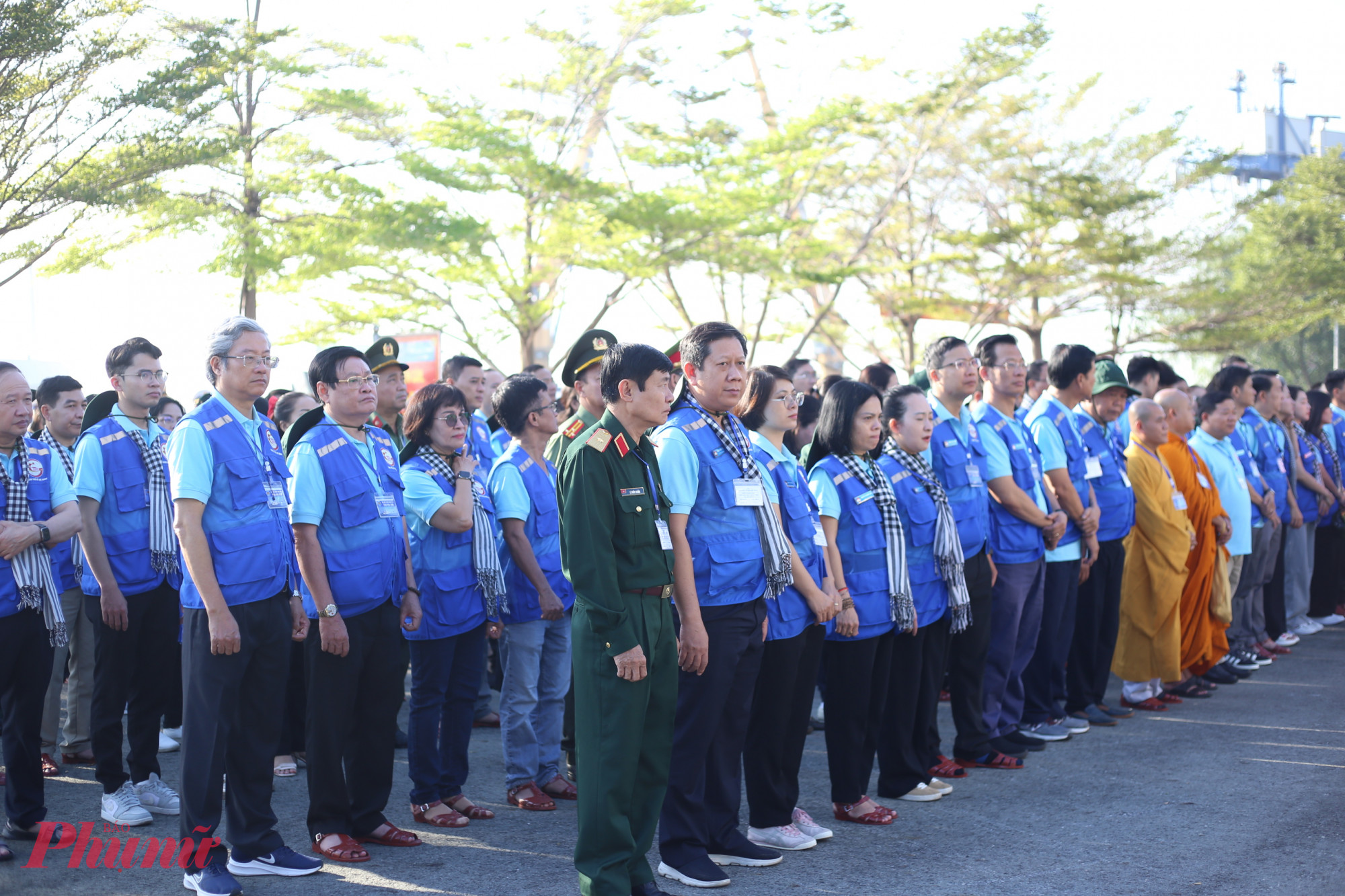 Các đại biểu dâng hương tưởng niệm tại tượng đài Đoàn tàu không số, cảng Lữ đàon 125 Hải quân (TP Thủ Đức, TPHCM)