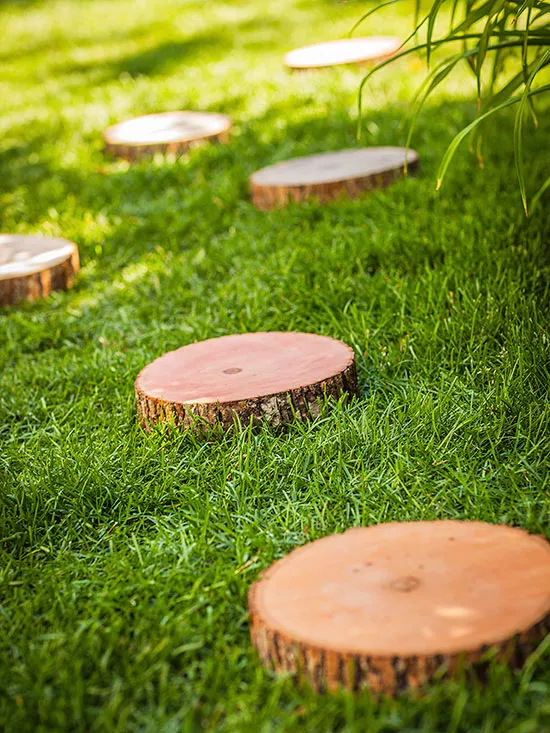 Các bước Log-Slice Tạp chí DIY/Dự án Stepping Stones, Chicago, IL. CMR#4827697 Tận dụng thân cây đổ hoặc mua những lát gỗ cắt sẵn để tạo nên lối đi đẹp mắt này cho dự án làm vườn DIY đơn giản. Nếu bạn đang đi theo hướng cắt sẵn, hãy sử dụng các loại gỗ nhuộm màu khác nhau để tạo cho lối đi của bạn một số biến thể trông tự nhiên.