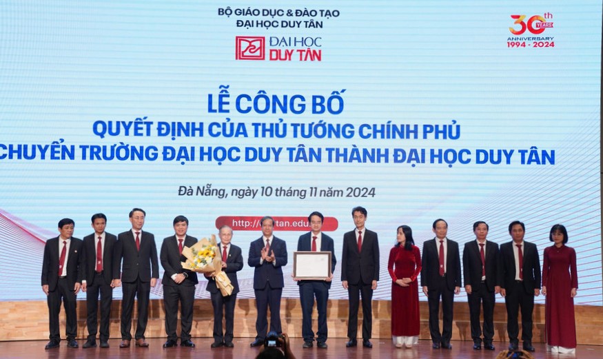 Lêc công bố quyết định của Thủ tướng Chính phủ, chuyển Trường đại học Duy Tân thành Đại học Duy Tân. Ảnh: Bộ GD-ĐT