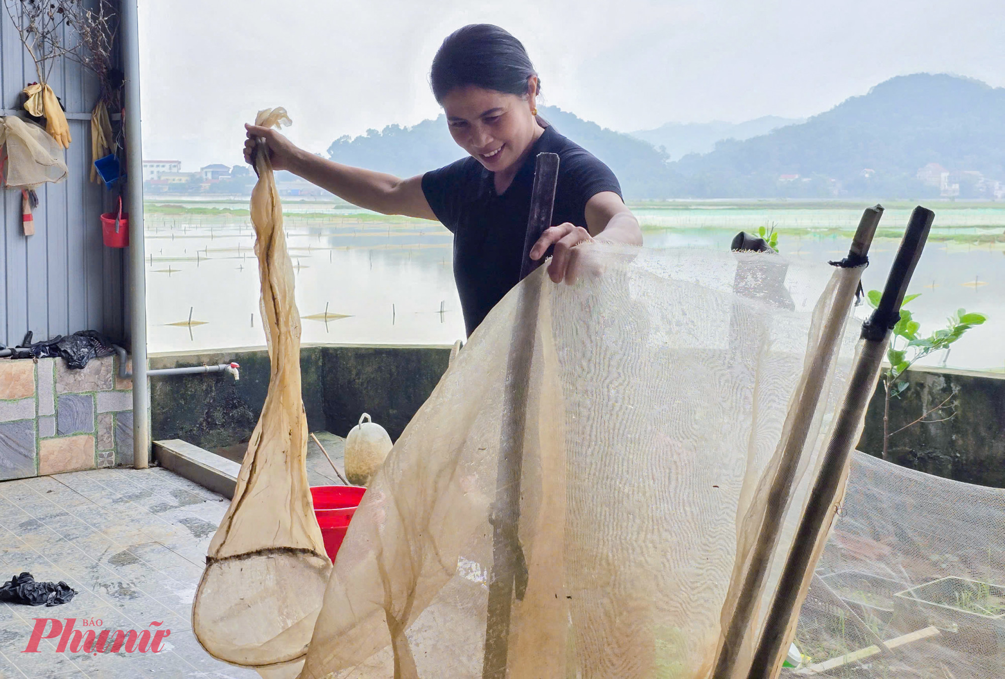 Rươi chỉ xuất hiện vài lần mỗi năm, bởi thế người dân đều chuẩn bị kỹ lưỡng để săn lộc