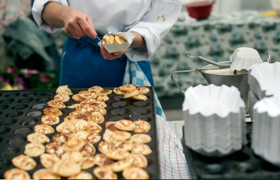 Bánh poffertjes được bán tại một quầy hàng ở chợ Amsterdam. Ảnh: Getty Images