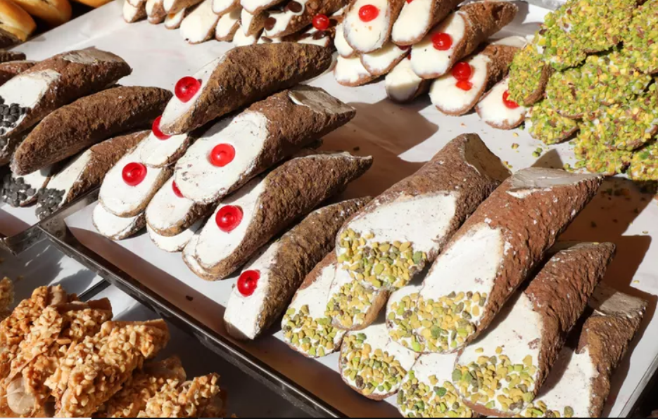 Một khay bánh cannoli với nhiều màu sắc. Ảnh: Getty Images