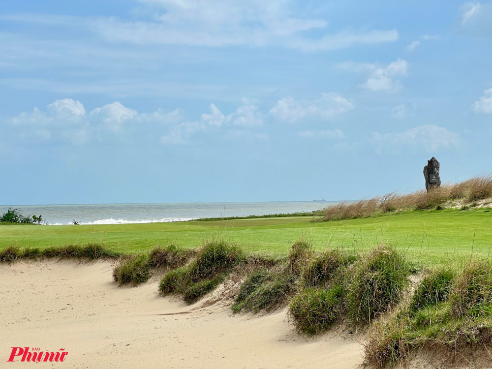 Ngoài ra, du khách cũng có thể trải nghiệm dịch vụ chơi golf tại sân 