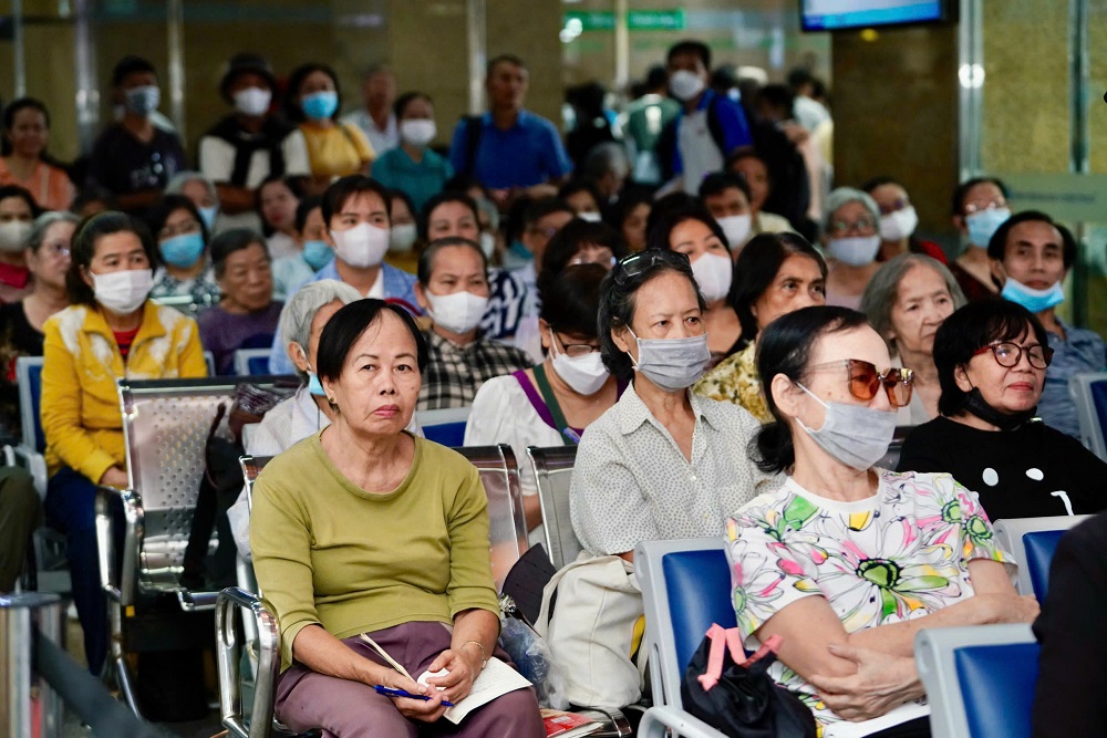 Chương trình tư vấn về loãng xương thu hút đông đảo sự quan tâm của mọi người - Ảnh: BV ĐHYD