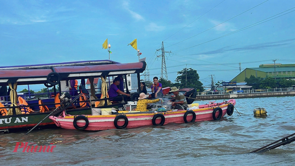 Chợ nổi Cái Răng - một nét đẹp văn hóa của vùng Tây Đô - là một trong những địa điểm thu hút du khách khi đến Cần Thơ. Có 2 loại ghe để bạn lựa chọn thuê: ghe nhỏ có thể khám phá mọi ngóc ngách của chợ hoặc ghe lớn có mái che, mang lại cảm giác thoải mái. 