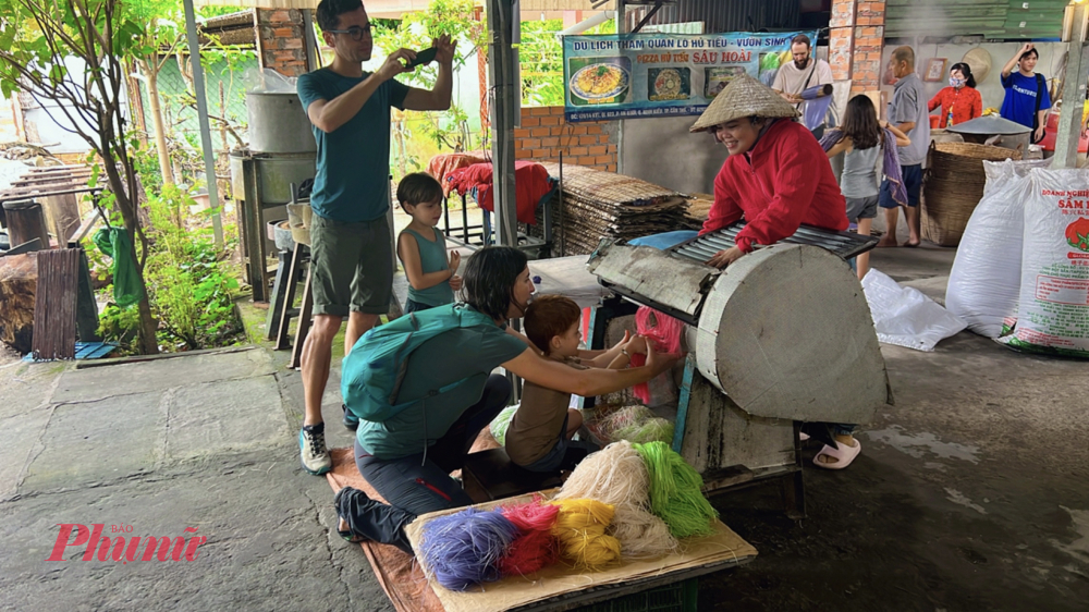 Các du khách nước ngoài thích thú khi trải nghiệm làm hủ tiếu. Ngoài ra, tại đây, bạn có thể thưởng thức tô hủ tiếu nóng hổi, hủ tiếu chà bông hay đặc sản của lò là pizza hủ tiếu.