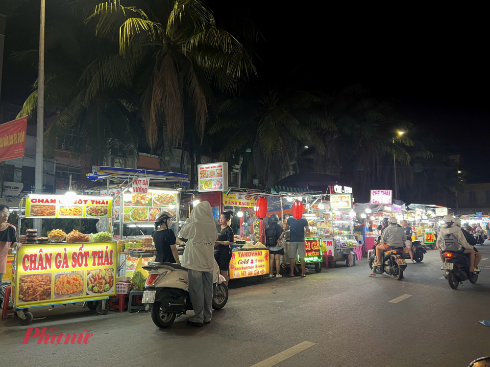 Ở những cung đường ven chợ và phố đi bộ là những quán ăn lề đường với nhiều món ăn hấp dẫn từ các món rất trend như chân gà, takoyaki... cho đến những món ăn từ trái cây gây nhớ nhung cho du khách đã nếm thử.