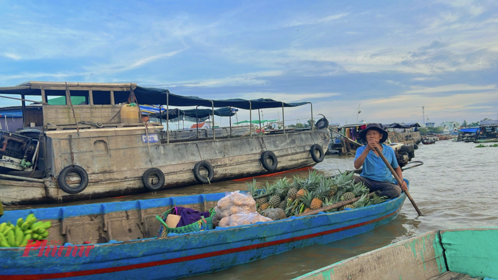 Chợ nổi nằm trên đoạn sông khoảng 1km này có view triệu đô để bạn check-in, chụp hình thoải mái.