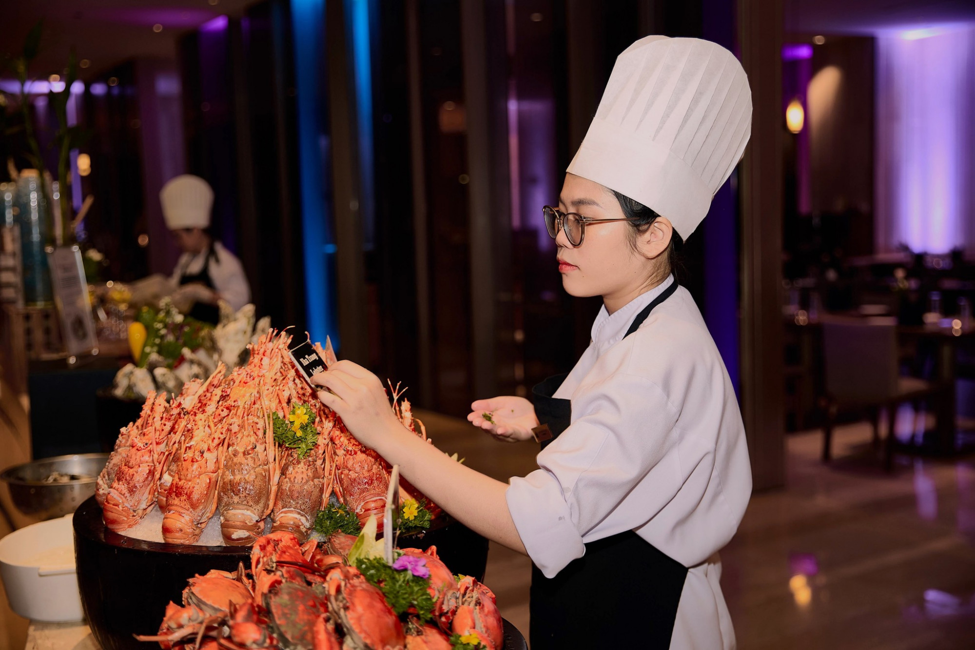 Nhà hàng La Brasserie tọa lạc tại tầng 2 của khách sạn 5 sao Nikko Saigon (Nguyễn Văn Cừ, quận 1) và là một trong số ít những nhà hàng buffet 5 sao ở TPHCM phục vụ cả 3 bữa sáng, trưa và tối. Trong đó, buffet hải sản phục vụ vào buổi tối, buffet dimsum phục vụ vào buổi trưa.