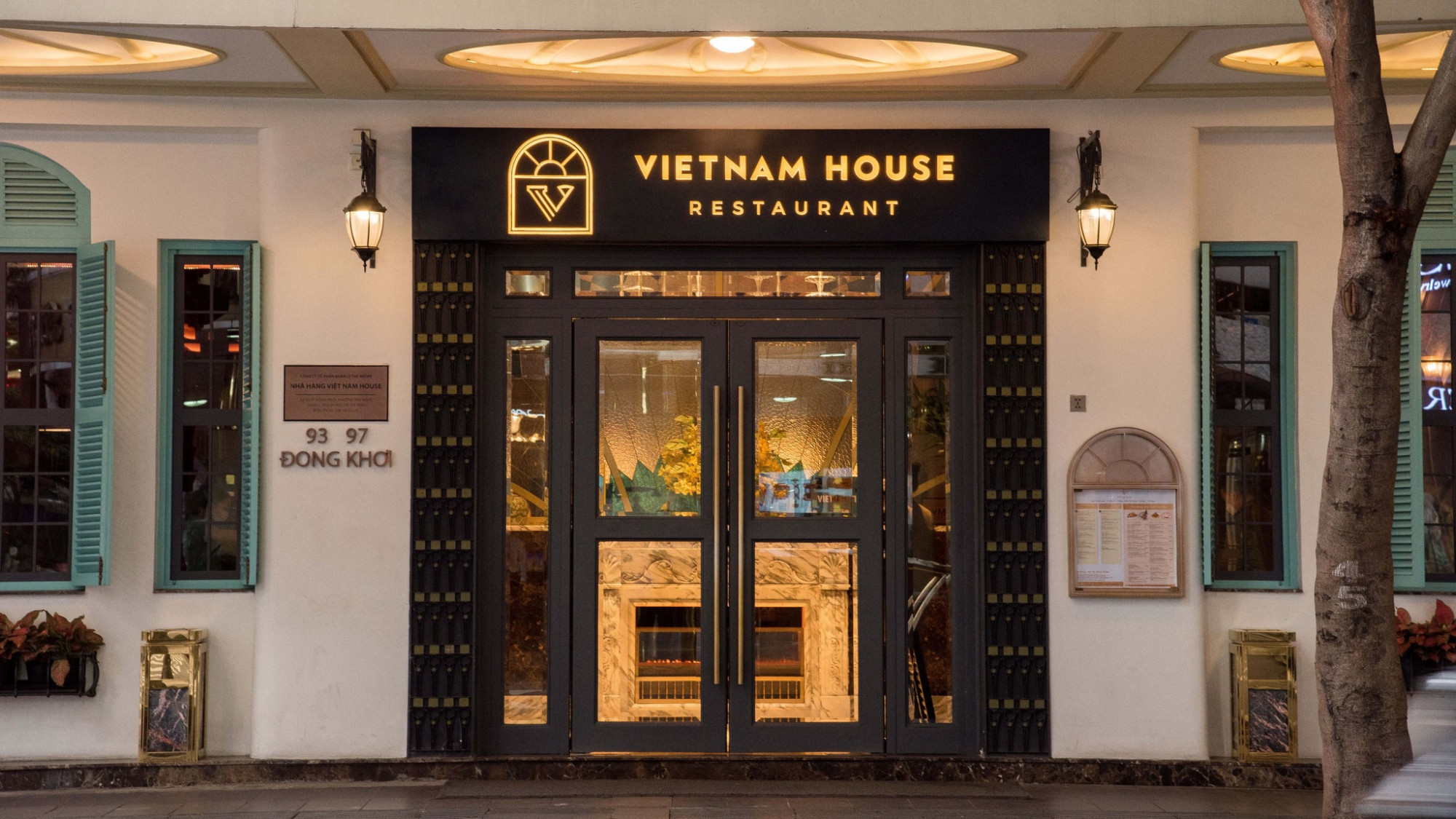 Tọa lạc giữa trung tâm thành phố, nhà hàng Vietnam House được trùng tu từ ngôi biệt thự Pháp cổ theo lối kiến trúc thuộc địa tại góc đường Đồng Khởi và Mạc Thị Bưởi. Đây từng là nhà hàng L’Imperial nổi tiếng trong giới doanh nhân trong những năm 1900. Giờ đây, ngôi nhà vẫn giữ được nét an yên giữa lòng phố thị nhộn nhịp. Không gian trang trọng, thanh lịch với nét kiến trúc đương đại Việt Nam là điểm đến lý tưởng để tiếp đãi đối tác. Bên cạnh sự đầu tư về không gian, nhà hàng cũng chú trọng đến cách bày trí món ăn tinh tế và bắt mắt, mang đến trải nghiệm ẩm thực trọn vẹn cho thực khách. 