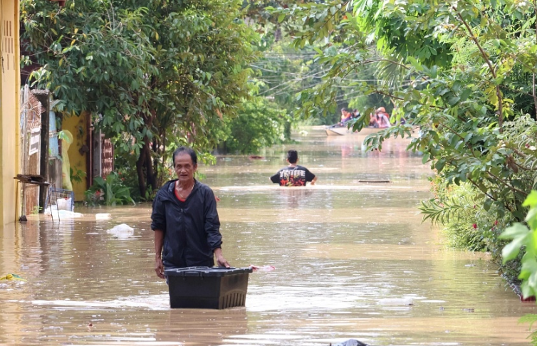 Một người dân lội qua con phố ngập nước của một ngôi làng ở tỉnh Isabela, Philippines, vào ngày 12 tháng 11, một ngày sau khi cơn bão Toraji đổ bộ vào tỉnh này. ẢNH: AFP