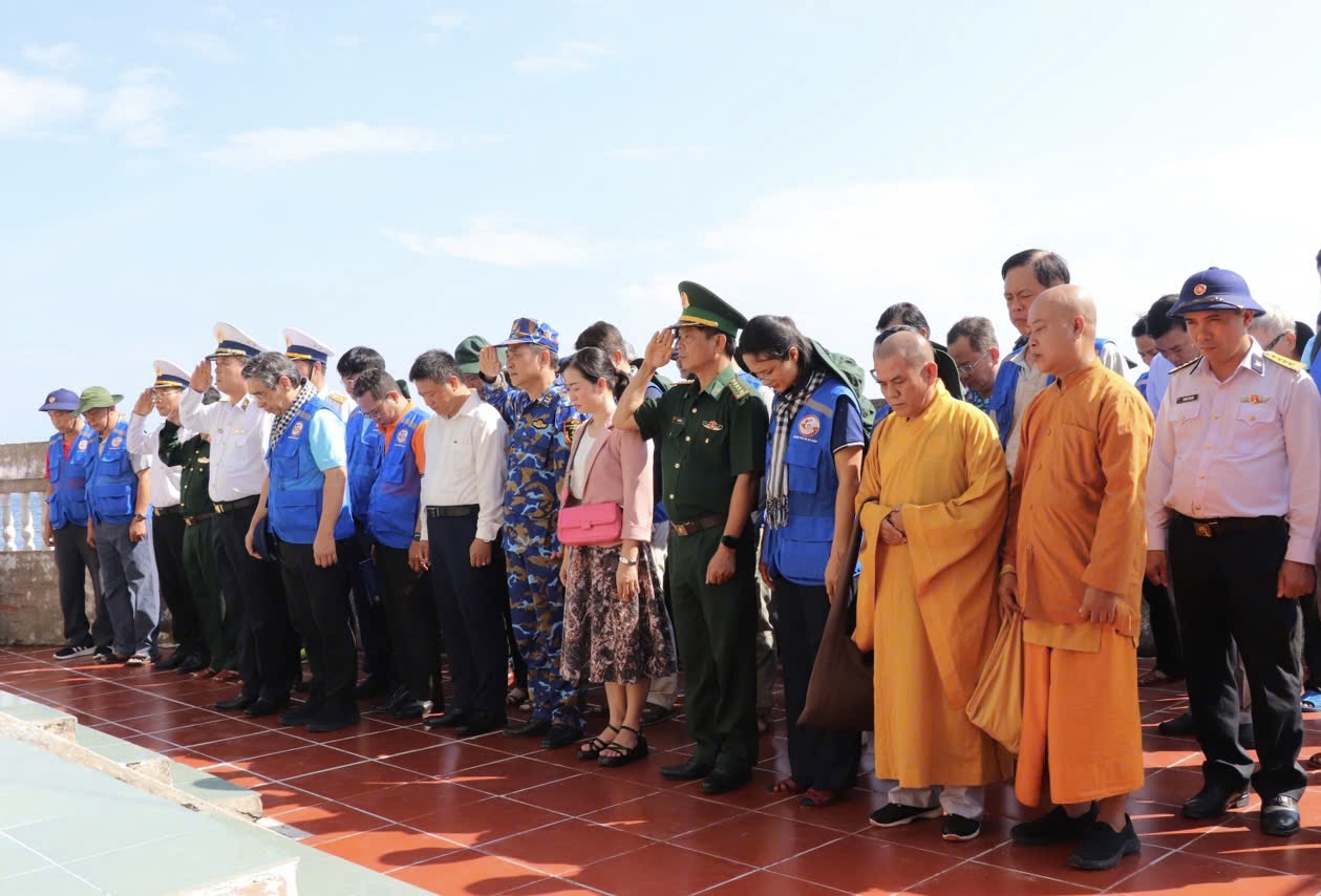 Khi vừa đặt chân lên đảo Nam Du, đoàn đã dâng hương tưởng niệm những người tử nạn vì cơn bão số 5 (năm 1997)