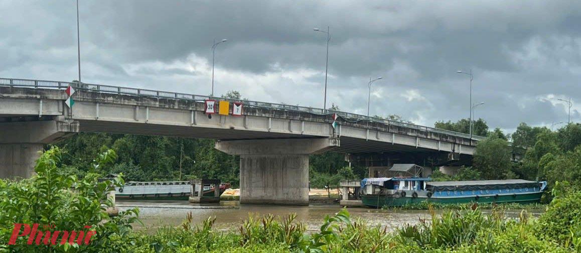 Ban ATGT tỉnh Kiên Giang cho rằng, tàu ghe tập kết lúa gạo dưới chân cầu cửa khẩu quốc gia Giang Thành là sai qui định, tiềm ẩn nguy cơ tai nạn giao thông