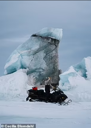 Cecilia ở bờ biển phía đông, trước một khối băng glacier khổng lồ