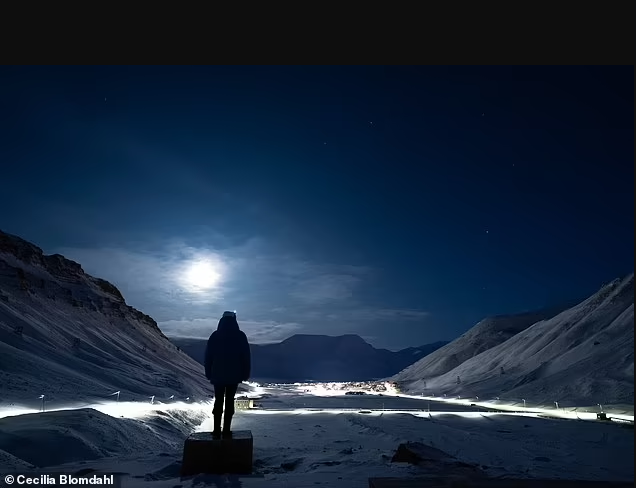 Longyearbyen vào giữa mùa đêm vùng cực