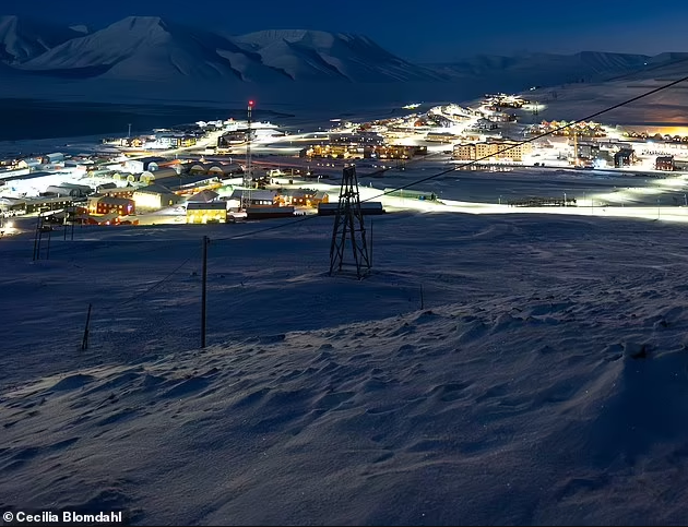 Longyearbyen có nhiều cái 1: 1 siêu thị, 1 bưu điện, 1 phòng tập thể dục, 1 trạm xăng, 1 thư viện, 1 sân bay, v.v.'